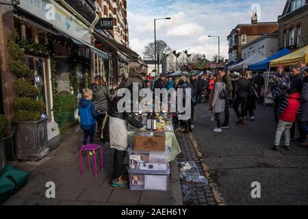 Wimbledon Village Weihnachtsmarkt, Menschen die besondere Weihnachten Farmers Market Teil des jährlichen Weihnachtsmarkt besuchen, West London, England, Großbritannien Stockfoto