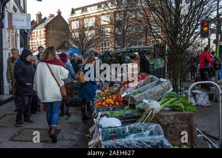 Wimbledon Village Weihnachtsmarkt, Menschen die besondere Weihnachten Farmers Market Teil des jährlichen Weihnachtsmarkt besuchen, West London, England, Großbritannien Stockfoto