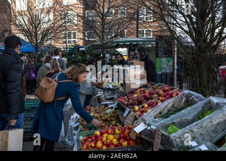 Wimbledon Village Weihnachtsmarkt, Menschen die besondere Weihnachten Farmers Market Teil des jährlichen Weihnachtsmarkt besuchen, West London, England, Großbritannien Stockfoto