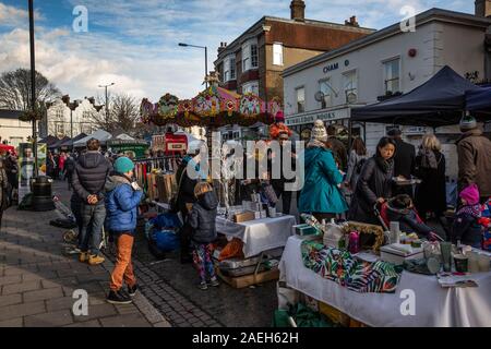 Wimbledon Village Weihnachtsmarkt, Menschen die besondere Weihnachten Farmers Market Teil des jährlichen Weihnachtsmarkt besuchen, West London, England, Großbritannien Stockfoto