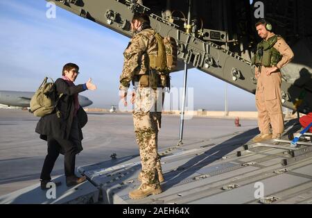 03 Dezember 2019, Afghanistan, Kabul: Annegret Kramp-Karrenbauer (CDU), der Verteidigungsminister, wird auf das A400M Transportflugzeug. Foto: Britta Pedersen/dpa-Zentralbild/ZB Stockfoto