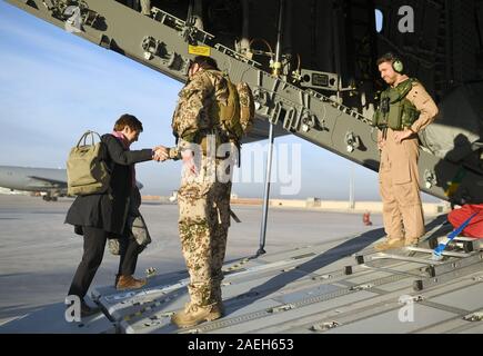 03 Dezember 2019, Afghanistan, Kabul: Annegret Kramp-Karrenbauer (CDU), der Verteidigungsminister, wird auf das A400M Transportflugzeug. Foto: Britta Pedersen/dpa-Zentralbild/ZB Stockfoto