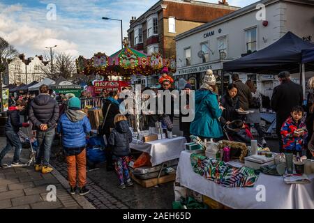 Wimbledon Village Weihnachtsmarkt, Menschen die besondere Weihnachten Farmers Market Teil des jährlichen Weihnachtsmarkt besuchen, West London, England, Großbritannien Stockfoto