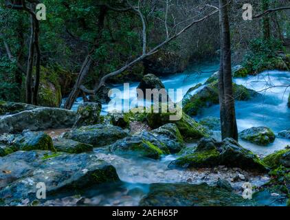 Fluss Sorgue, Fontaine-de-Vaucluse, Provence Frankreich lange Belichtung, mit Moos bedeckt Felsen. Stockfoto