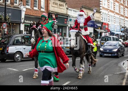 Wimbledon Village Weihnachtsmarkt, Menschen die besondere Weihnachten Farmers Market Teil des jährlichen Weihnachtsmarkt besuchen, West London, England, Großbritannien Stockfoto