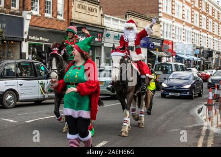 Wimbledon Village Weihnachtsmarkt, Menschen die besondere Weihnachten Farmers Market Teil des jährlichen Weihnachtsmarkt besuchen, West London, England, Großbritannien Stockfoto