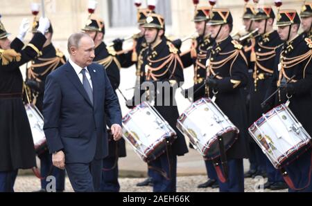 Paris, Frankreich. 09. Dezember 2019. Der russische Präsident Wladimir Putin inspiziert die Ehrengarde bei der Ankunft im Elysee-palast Dezember 9, 2019 in Paris, Frankreich. Putin in Paris für die Normandie Format Gipfel in einer Bemühung, ein Ende des Krieges in der Ukraine zu finden. Credit: Alexei Nikolsky/Kreml Pool/Alamy leben Nachrichten Stockfoto