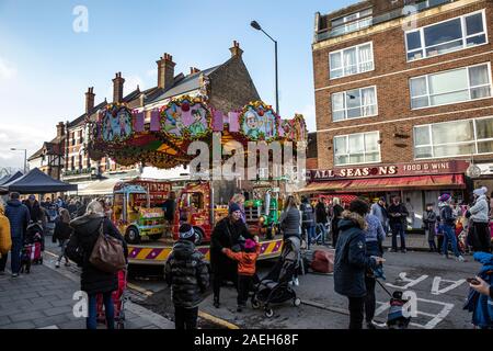 Wimbledon Village Weihnachtsmarkt, Menschen die besondere Weihnachten Farmers Market Teil des jährlichen Weihnachtsmarkt besuchen, West London, England, Großbritannien Stockfoto