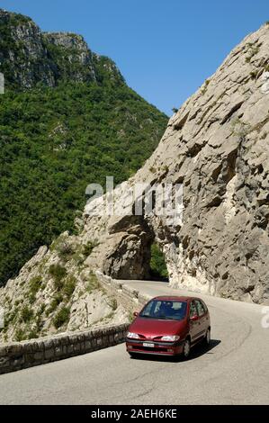 Auto fährt durch Clue de Taulanne Canyon oder Gorge nr Castellane Alpes-de-Haute-Provence Frankreich Stockfoto