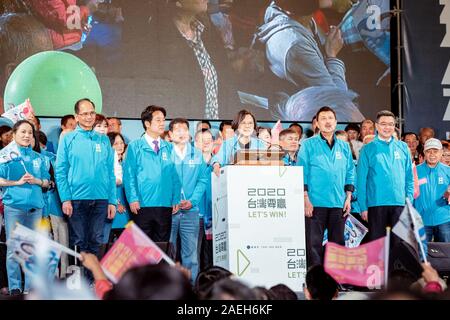 Taiwan Wahl 2020: Taiwan gewinnen. Präsident Kandidat Tsai Sancheong Ing-Wen treffen in Taipei. Mit ihr, die Kandidaten für die Parlamentswahlen, Yu Tian Stockfoto