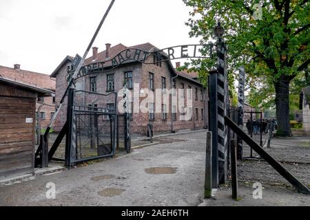 Arbeit macht frei - ein Deutscher Satz "Arbeit macht frei". Das Zeichen steht am Eingang des KZ Auschwitz I Polen - Konzentra Stockfoto