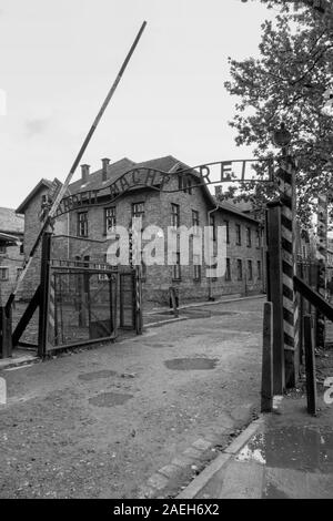 Arbeit macht frei - ein Deutscher Satz "Arbeit macht frei". Das Zeichen steht am Eingang des KZ Auschwitz I Polen - Konzentra Stockfoto