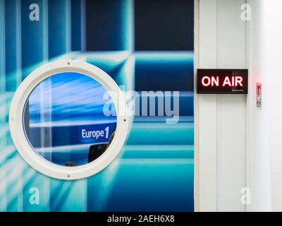 PARIS, FRANKREICH, November Circa, 2019. Der Vorstand wird an der Tür der Recording Studio Leuchten, mit Kreis Fenster mit Europa 1 Logo, Französisch f Stockfoto