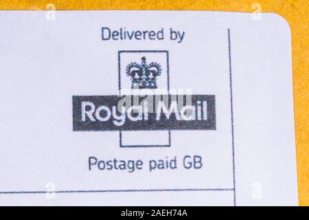 London, UK, 5. Dezember 2019: eine Gebühr bezahlt Royal Mail Etikett auf dem Umschlag einer gelieferten schreiben. Stockfoto