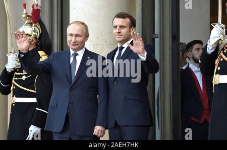 Paris, Frankreich. 09. Dezember 2019. Der russische Präsident Wladimir Putin, Links, und der französische Präsident Emmanuel Längestrich wave, wie Sie das Elysee Palace Dezember 9, 2019 in Paris, Frankreich. Putin in Paris für die Normandie vier Gipfel in einer Bemühung, ein Ende des Krieges in der Ukraine zu finden. Credit: Alexei Nikolsky/Kreml Pool/Alamy leben Nachrichten Stockfoto