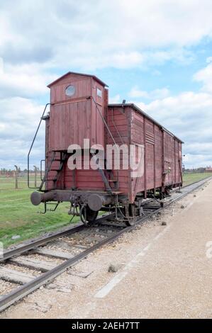 Auschwitz II-Birkenau. Ein Güterwagen verwendet Deportierten auf der Bahnstrecke in Auschwitz II-Birkenau Tod zu transportieren. Gebäude begann im Oktober 1 Stockfoto