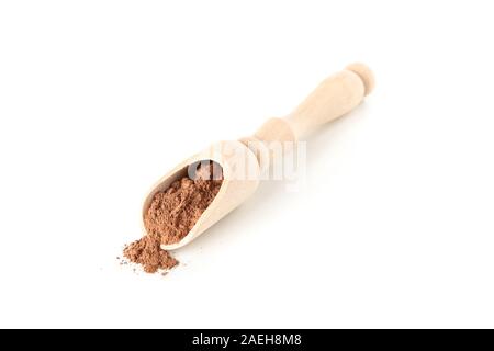 Schaufel mit Kakaopulver auf weißem Hintergrund Stockfoto