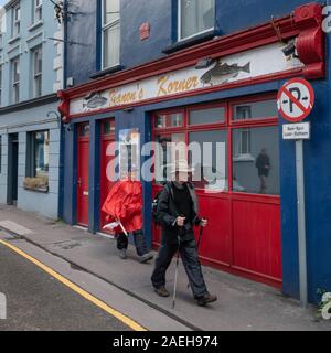 Touristen zu Fuß auf dem Bürgersteig, Dingle, County Kerry, Republik von Irland Stockfoto