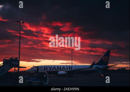 London, England - 27. Februar 2019: Ryanair Flugzeug am Flughafen, schöne dramatische Himmel im Hintergrund. Stockfoto