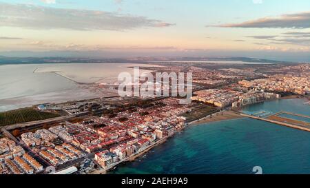 Vogelperspektive in der Luft Blick auf den Salzseehaufen und das ruhige türkisfarbene Mittelmeer, Torrevieja Stadtbild, Spanien Stockfoto