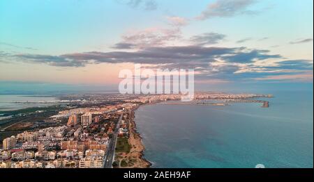 Luftbild Vogelperspektive Torrevieja Stadtbild, Hafen mit vermoorten Yachten nautische Schiffe bei Sonnenuntergang, Abend romantischer Himmel, Spanien Stockfoto