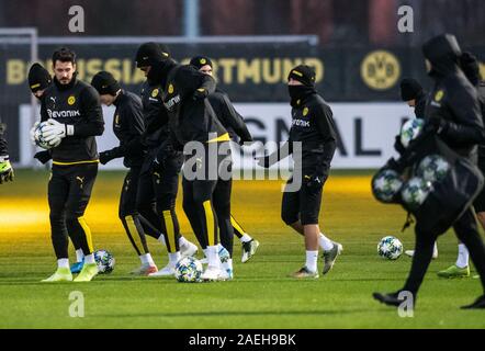 Dortmund, Deutschland. 09 Dez, 2019. Fussball: Champions League, bevor das Spiel Borussia Dortmund - Slavia Prag. Der Dortmunder Torhüter Roman Bürki der Spieler (l) sind in der Aufwärmphase. Quelle: Bernd Thissen/dpa/Alamy leben Nachrichten Stockfoto