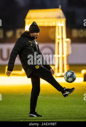 Dortmund, Deutschland. 09 Dez, 2019. Fussball: Champions League, bevor das Spiel Borussia Dortmund - Slavia Prag. Dortmund Trainer Lucien Favre spielt mit einem Ball während des Trainings. Quelle: Bernd Thissen/dpa/Alamy leben Nachrichten Stockfoto