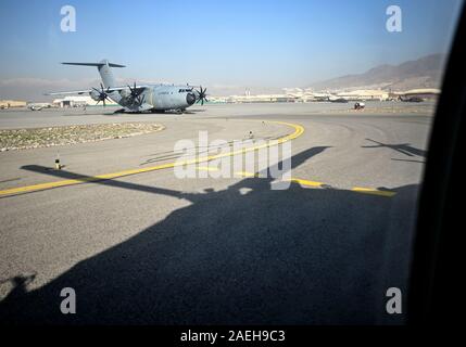 03 Dezember 2019, Afghanistan, Kabul: das Transportflugzeug A400M ist am Flugplatz Kabul geparkt. Foto: Britta Pedersen/dpa-Zentralbild/ZB Stockfoto