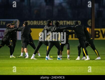 Dortmund, Deutschland. 09 Dez, 2019. Fussball: Champions League, bevor das Spiel Borussia Dortmund - Slavia Prag. Der dortmunder Spieler Ausdehnung während des Trainings. Quelle: Bernd Thissen/dpa/Alamy leben Nachrichten Stockfoto