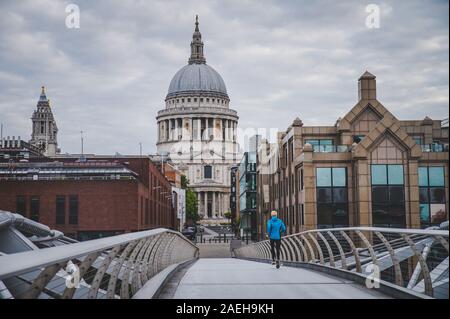 St Paul's Cathedral und Millennium Fußgängerbrücke. Athleten trainieren in London. Sport Foto. Konzept Foto für den Wettbewerb in London, London Marathon Stockfoto