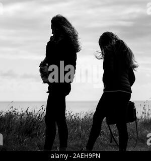 Frauen wandern an der Atlantikküste, alten Kopf von Kinsale, Kinsale, County Cork, Irland Stockfoto