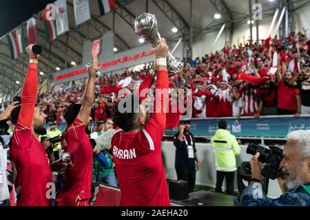 Bahrain National Football team Spieler feiern ihren Gewinn in den Golf Cup Final. Bahrain gewann die Arabian Gulf Cup Titel zum ersten Mal mit einem 1-0 Sieg über Saudi-arabien in die Endrunde am Sonntag. Bahrain zuletzt erreichte das Finale im Jahr 2004. Die Saudis waren auf der Suche den Titel zum vierten Mal zu heben. Während der Gruppenphase des Wettbewerbs, Bahrain verloren 0-2 nach Saudi-arabien. Stockfoto