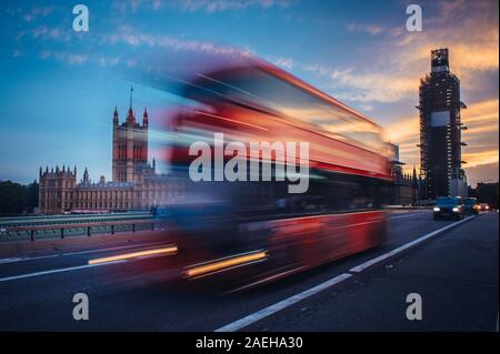 London. Klassische rote Doppeldeckerbus über die Westminster Bridge bei Sonnenuntergang. Stockfoto