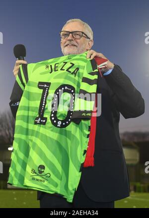 Der Führer der Jeremy Corbyn hält einen Football Shirt mit Ihm in Forest Green Rover in Nailsworth, Stroud präsentiert, während auf der allgemeinen Wahlkampagne Trail. Stockfoto