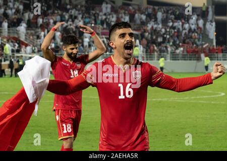 Bahrain National Football team Spieler feiern ihren Gewinn in den Golf Cup Final. Bahrain gewann die Arabian Gulf Cup Titel zum ersten Mal mit einem 1-0 Sieg über Saudi-arabien in die Endrunde am Sonntag. Bahrain zuletzt erreichte das Finale im Jahr 2004. Die Saudis waren auf der Suche den Titel zum vierten Mal zu heben. Während der Gruppenphase des Wettbewerbs, Bahrain verloren 0-2 nach Saudi-arabien. Stockfoto