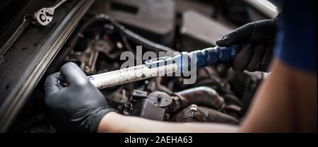 Entfernen und Ändern von Ventilen. Automechaniker Kontrolle Automobil Ventile unter die Haube des Fahrzeugs Service Shop Stockfoto