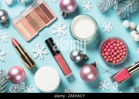 Make-up-Produkte, Hautpflegeprodukte mit Weihnachtsschmuck. Stockfoto