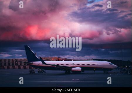 Landung auf dem Flughafen in Abend. Schönen Himmel im Hintergrund.. Stockfoto