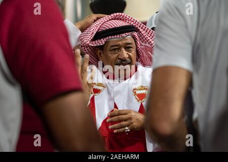 Bahraini Fans für ihr Team im Golf Cup Finale. Bahrain gewann die Arabian Gulf Cup Titel zum ersten Mal mit einem 1-0 Sieg über Saudi-arabien in die Endrunde am Sonntag. Bahrain zuletzt erreichte das Finale im Jahr 2004. Die Saudis waren auf der Suche den Titel zum vierten Mal zu heben. Während der Gruppenphase des Wettbewerbs, Bahrain verloren 0-2 nach Saudi-arabien. Stockfoto