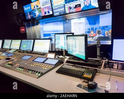PARIS, FRANKREICH, November Circa, 2019. Technische Zimmer mit Audio Mixing Console, Computer, led-tv, Screens und Studio Equipment aufnehmen, in der Broadcast Stockfoto