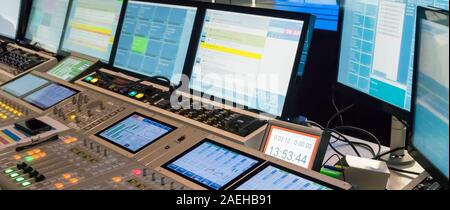 PARIS, FRANKREICH, November Circa, 2019. Technische Zimmer mit Audio Mixing Console, Computer, led-tv, Screens und Studio Equipment aufnehmen, in der Broadcast Stockfoto