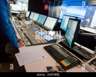 PARIS, FRANKREICH, November Circa, 2019. Technische Zimmer mit Audio Mixing Console, Computer, led-tv, Screens und Studio Equipment aufnehmen, in der Broadcast Stockfoto