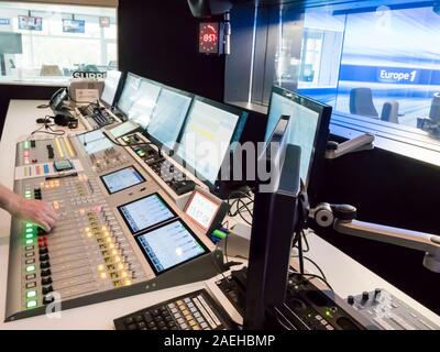 PARIS, FRANKREICH, November Circa, 2019. Technische Zimmer mit Audio Mixing Console, Computer, led-tv, Screens und Studio Equipment aufnehmen, in der Broadcast Stockfoto