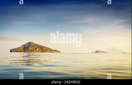 Blick auf Panarea und Stromboli, Basiluzzo Inseln im Tyrrhenischen Meer Stockfoto