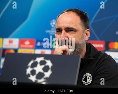 Dortmund, Deutschland. 09 Dez, 2019. Fussball: Champions League, bevor das Spiel Borussia Dortmund - Slavia Prag. Prag Trainer 1974-2007 Trpisovsky spricht bei einer Pressekonferenz. Quelle: Bernd Thissen/dpa/Alamy leben Nachrichten Stockfoto