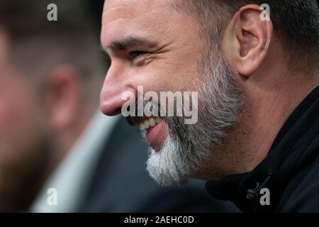 Dortmund, Deutschland. 09 Dez, 2019. Fussball: Champions League, bevor das Spiel Borussia Dortmund - Slavia Prag. Prag Trainer 1974-2007 Trpisovsky lacht auf einer Pressekonferenz. Quelle: Bernd Thissen/dpa/Alamy leben Nachrichten Stockfoto