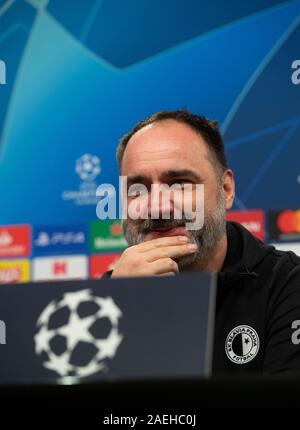 Dortmund, Deutschland. 09 Dez, 2019. Fussball: Champions League, bevor das Spiel Borussia Dortmund - Slavia Prag. Prag Trainer 1974-2007 Trpisovsky spricht bei einer Pressekonferenz. Quelle: Bernd Thissen/dpa/Alamy leben Nachrichten Stockfoto