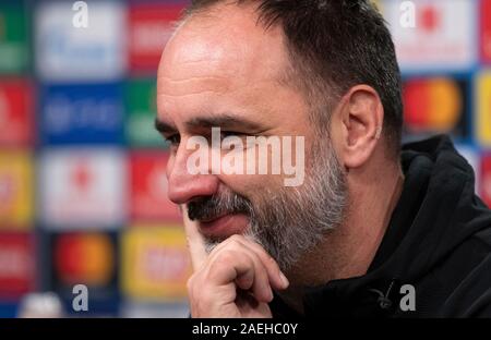 Dortmund, Deutschland. 09 Dez, 2019. Fussball: Champions League, bevor das Spiel Borussia Dortmund - Slavia Prag. Prag Trainer 1974-2007 Trpisovsky spricht bei einer Pressekonferenz. Quelle: Bernd Thissen/dpa/Alamy leben Nachrichten Stockfoto