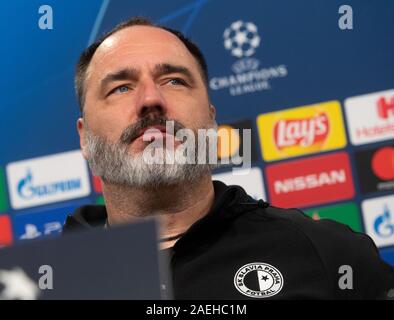 Dortmund, Deutschland. 09 Dez, 2019. Fussball: Champions League, bevor das Spiel Borussia Dortmund - Slavia Prag. Prag Trainer 1974-2007 Trpisovsky spricht bei einer Pressekonferenz. Quelle: Bernd Thissen/dpa/Alamy leben Nachrichten Stockfoto