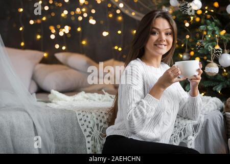 Schöne Mädchen hält eine Schale Stockfoto